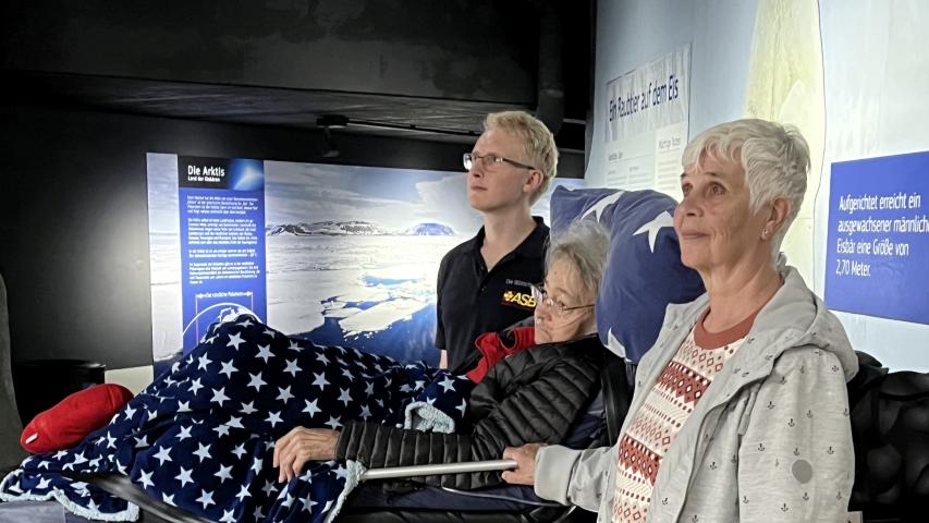 Maria mit Freundin Sigrid und Wuscherfüller Jonas